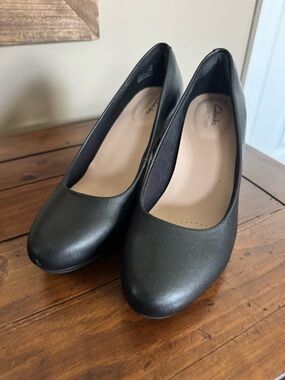Clarks Black Women's Round-Toe Low Heel Pumps 9